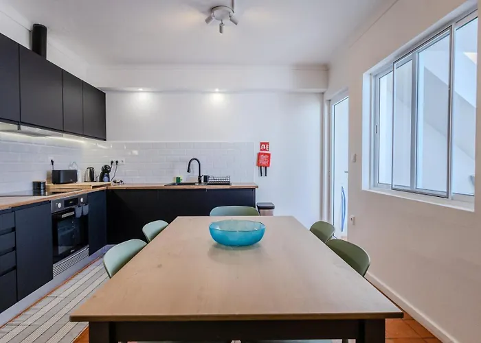 Daire Guestready - Sunlit Duplex Escape