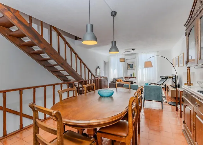 Daire Guestready - Sunlit Duplex Escape *